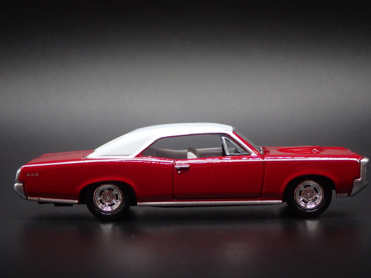 1966 66 PONTIAC GTO MUSCLE CAR 1/64 SCALE COLLECTIBLE DIORAMA DIECAST MODEL CAR