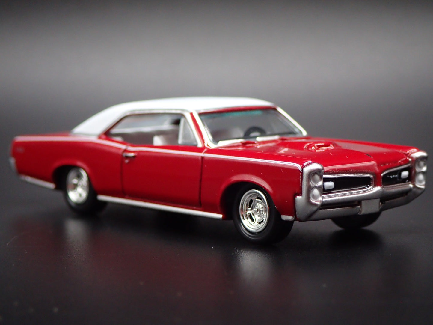 1966 66 PONTIAC GTO MUSCLE CAR 1/64 SCALE COLLECTIBLE DIORAMA DIECAST MODEL CAR