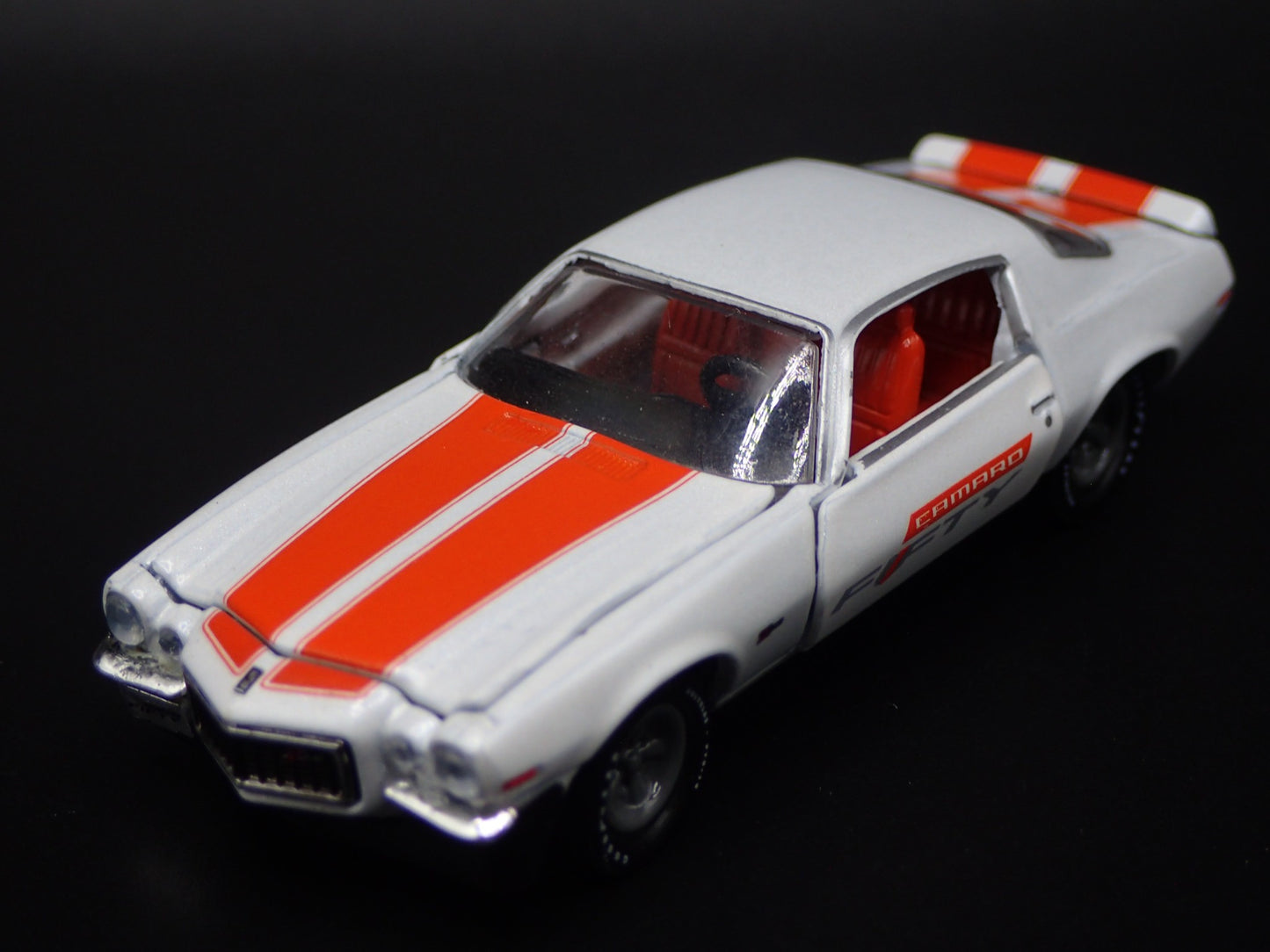 1970 70 CHEVY CHEVROLET CAMARO Z/28 RS WHT 1:64 SCALE DIORAMA DIECAST MODEL CAR