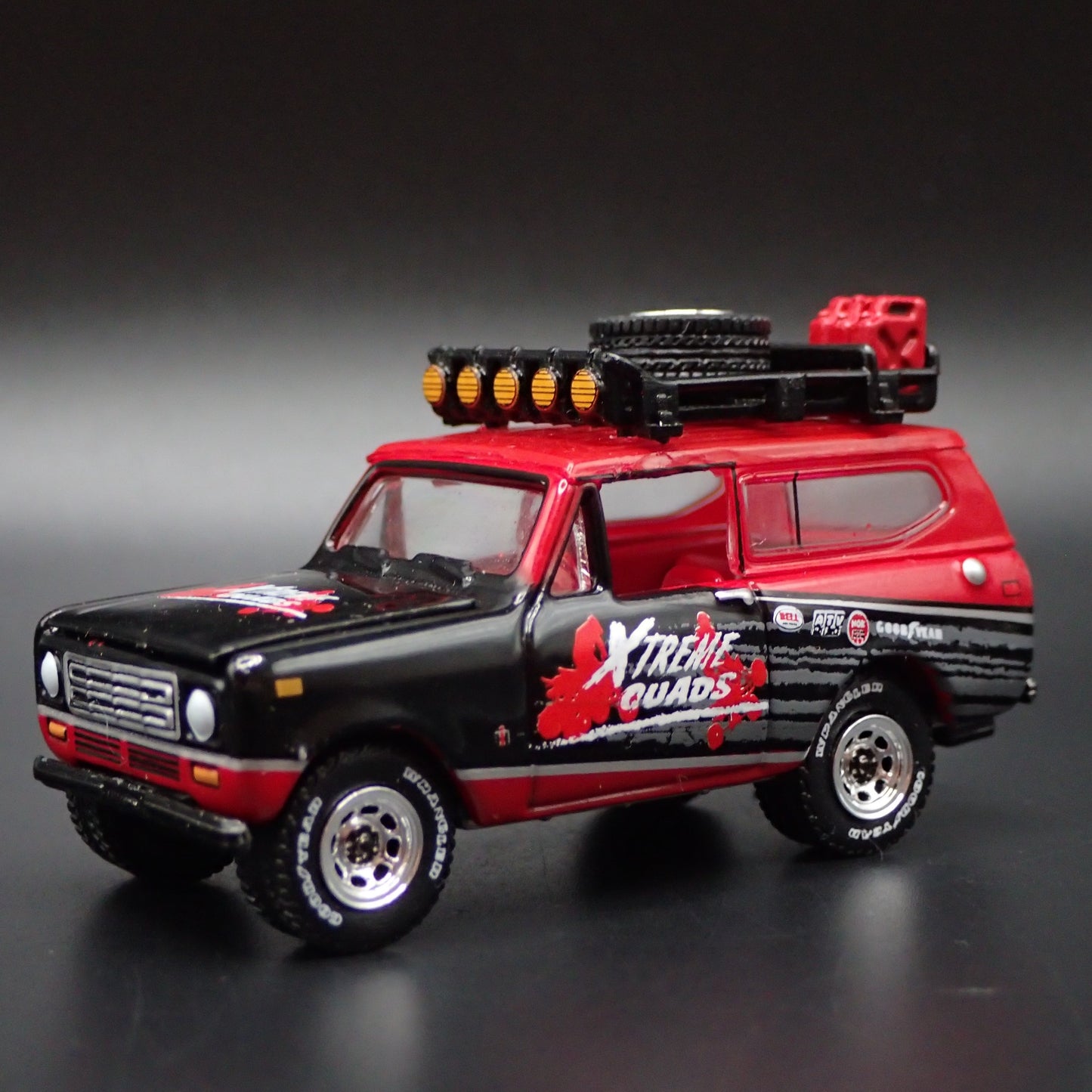 1979 79 INTERNATIONAL SCOUT II w HITCH XTREME QUADS 1:64 SCALE DIECAST MODEL CAR