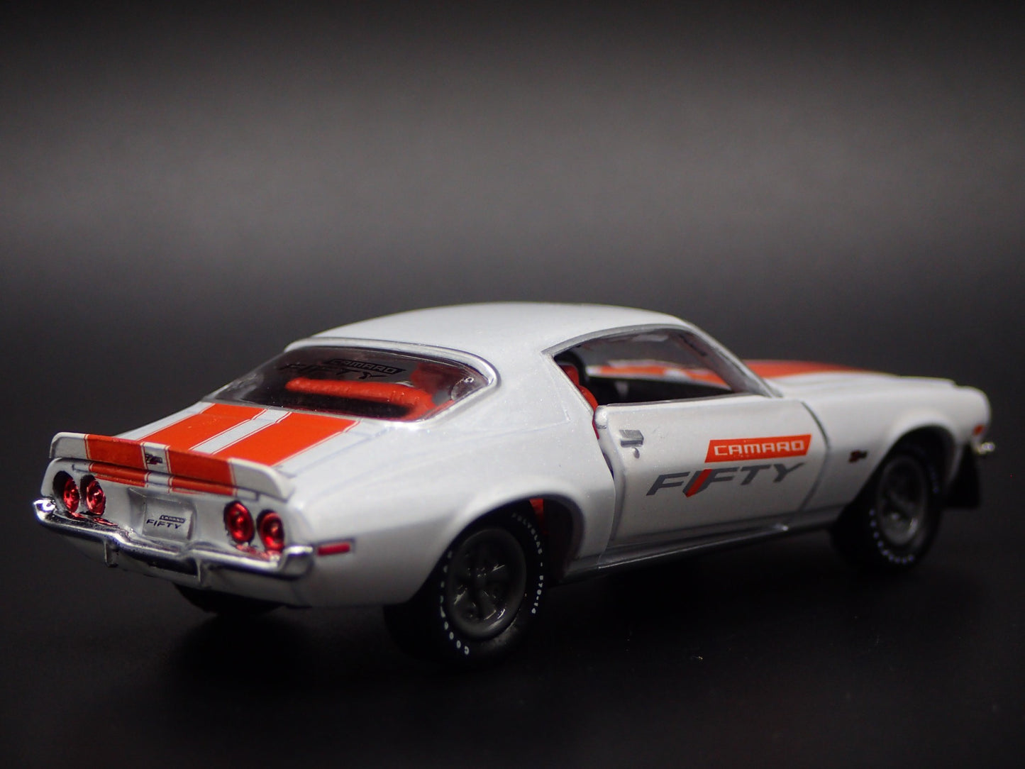 1970 70 CHEVY CHEVROLET CAMARO Z/28 RS WHT 1:64 SCALE DIORAMA DIECAST MODEL CAR
