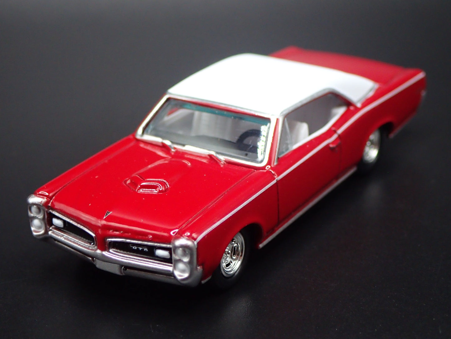 1966 66 PONTIAC GTO MUSCLE CAR 1/64 SCALE COLLECTIBLE DIORAMA DIECAST MODEL CAR