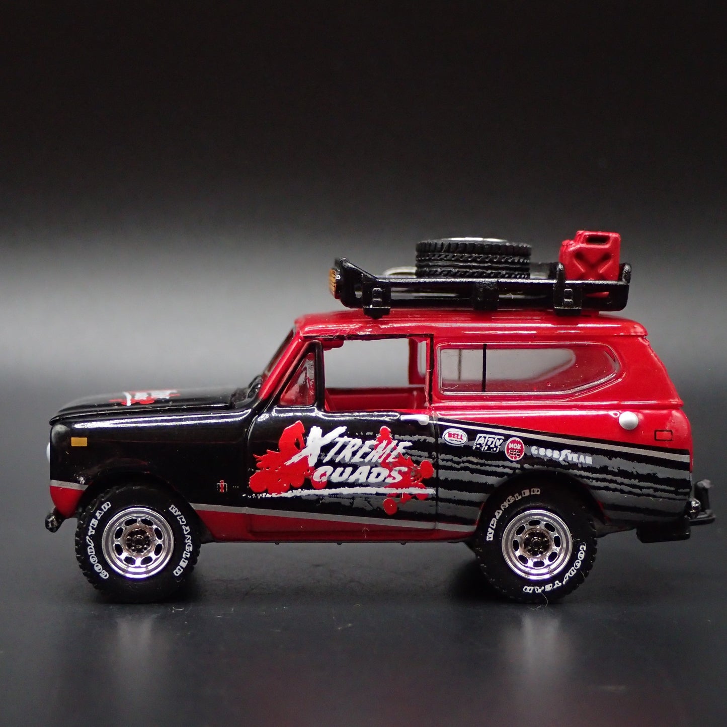 1979 79 INTERNATIONAL SCOUT II w HITCH XTREME QUADS 1:64 SCALE DIECAST MODEL CAR