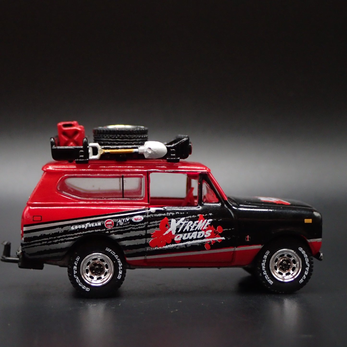 1979 79 INTERNATIONAL SCOUT II w HITCH XTREME QUADS 1:64 SCALE DIECAST MODEL CAR