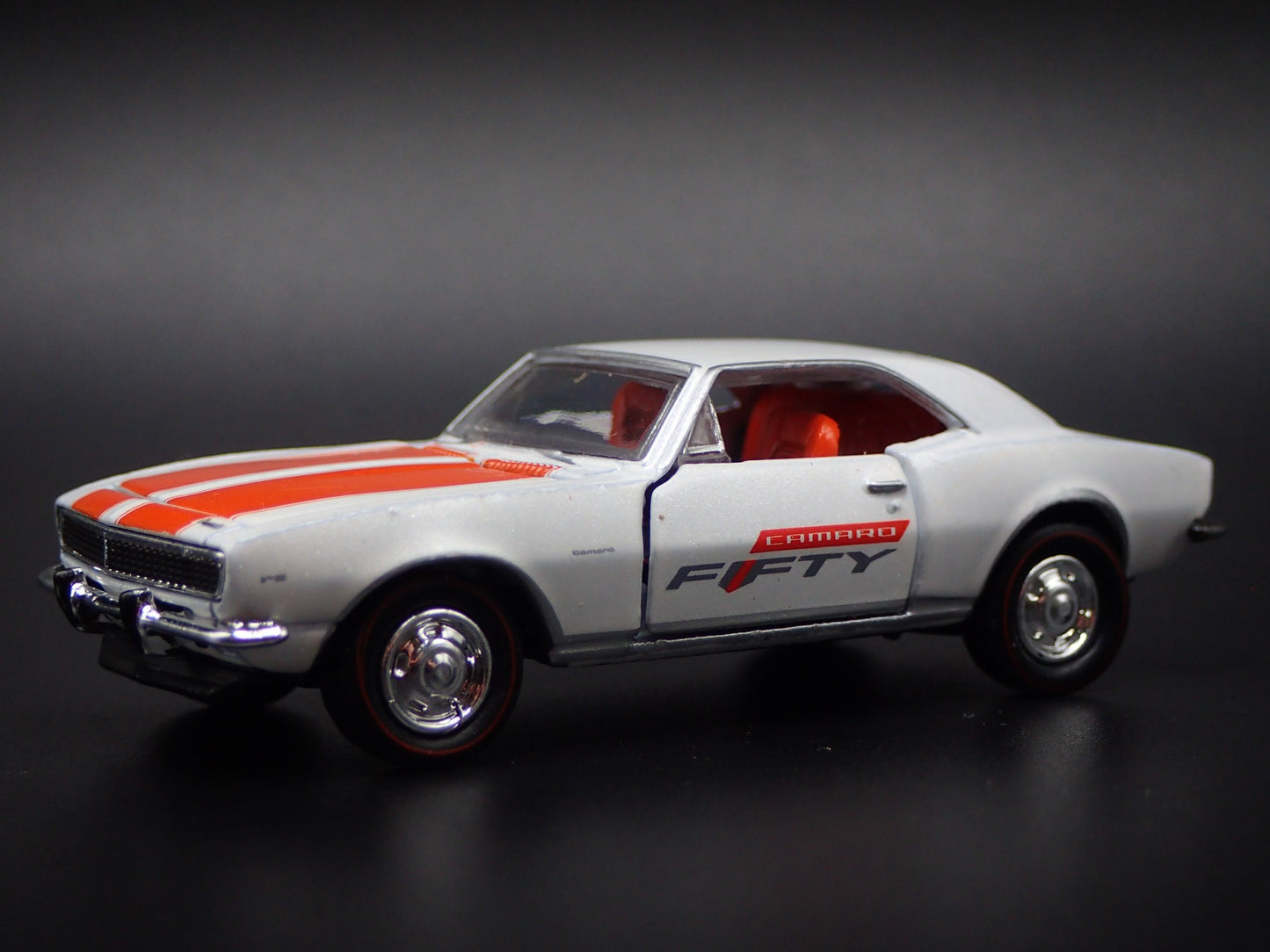 1967 67 CHEVY CHEVROLET CAMARO Z28 RS WHITE 1:64 SCALE DIORAMA DIECAST MODEL CAR