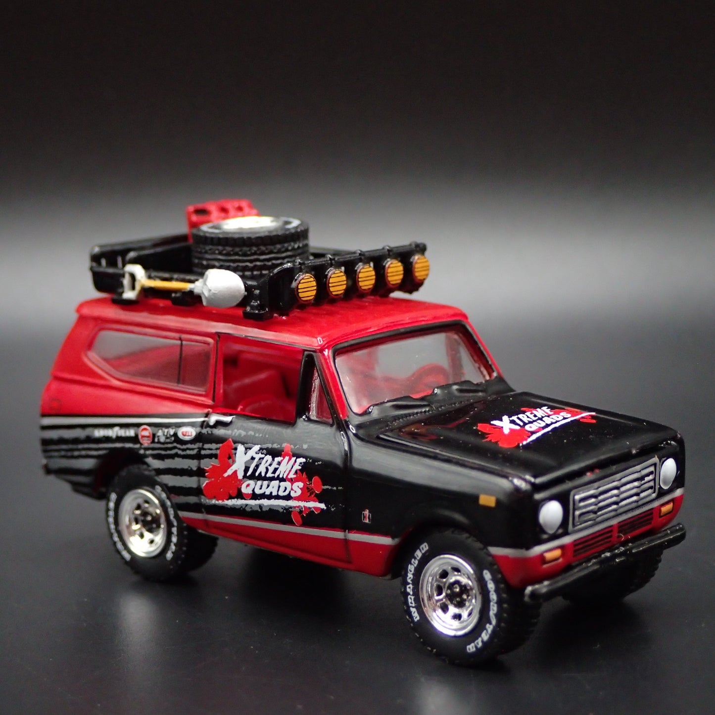 1979 79 INTERNATIONAL SCOUT II w HITCH XTREME QUADS 1:64 SCALE DIECAST MODEL CAR