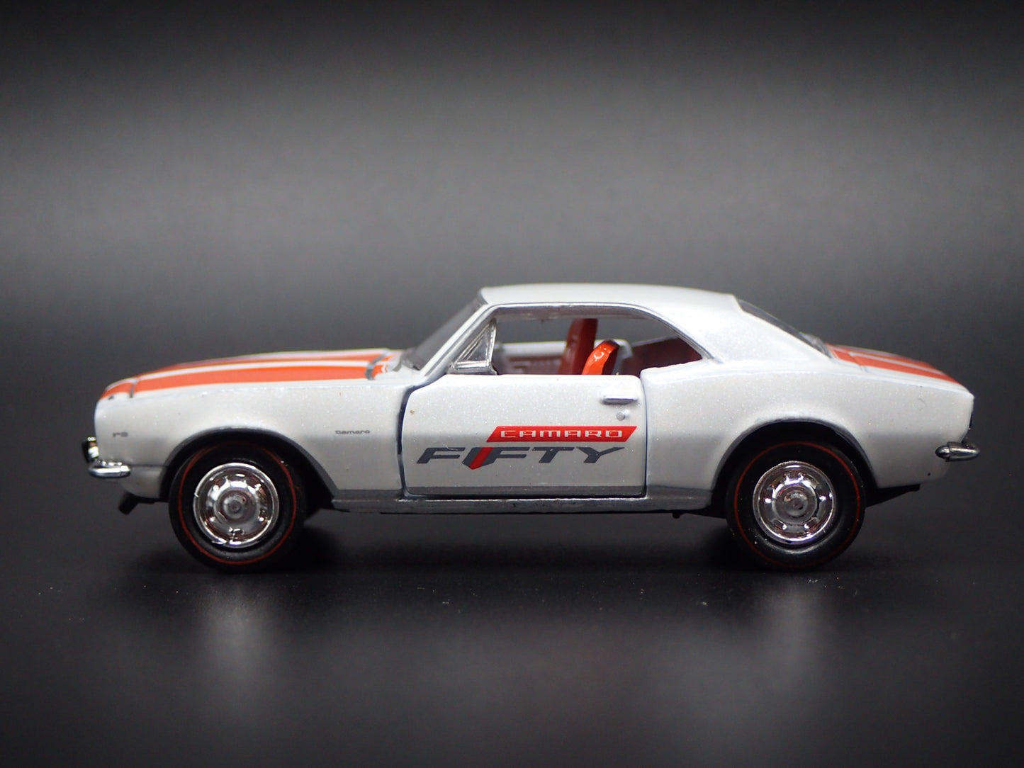 1967 67 CHEVY CHEVROLET CAMARO Z28 RS WHITE 1:64 SCALE DIORAMA DIECAST MODEL CAR