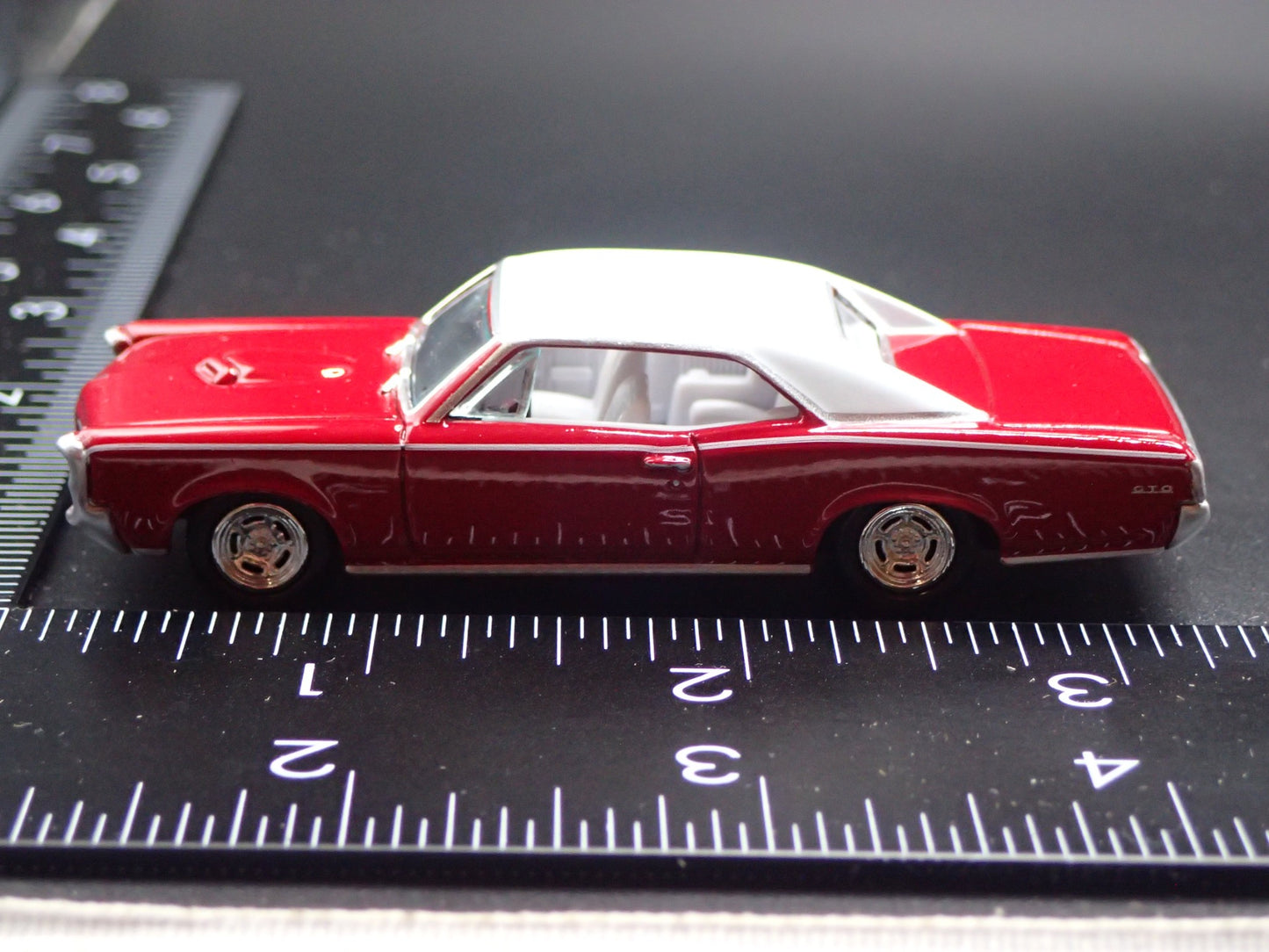 1966 66 PONTIAC GTO MUSCLE CAR 1/64 SCALE COLLECTIBLE DIORAMA DIECAST MODEL CAR