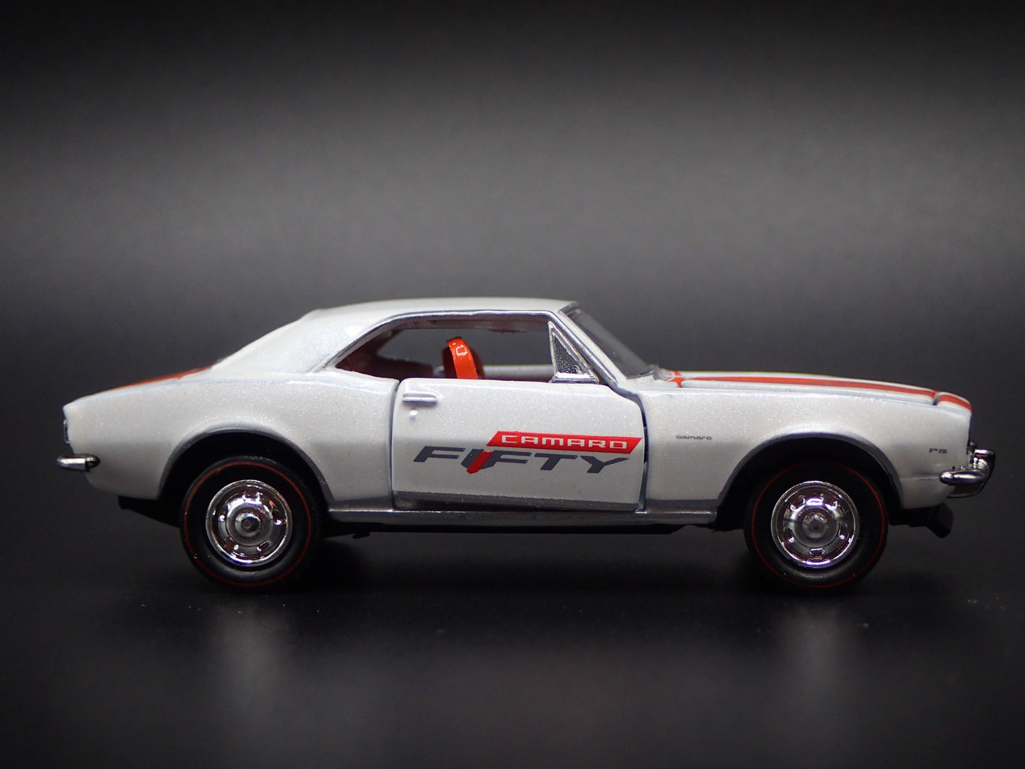 1967 67 CHEVY CHEVROLET CAMARO Z28 RS WHITE 1:64 SCALE DIORAMA DIECAST MODEL CAR