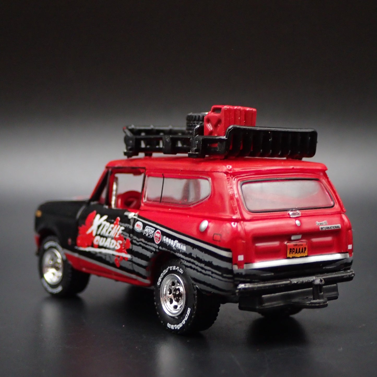 1979 79 INTERNATIONAL SCOUT II w HITCH XTREME QUADS 1:64 SCALE DIECAST MODEL CAR