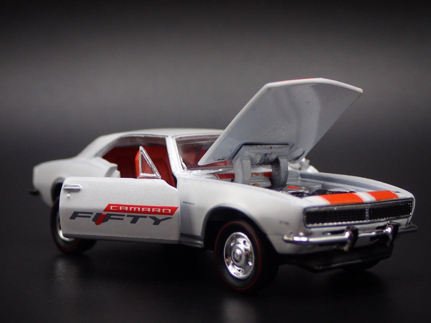 1967 67 CHEVY CHEVROLET CAMARO Z28 RS WHITE 1:64 SCALE DIORAMA DIECAST MODEL CAR
