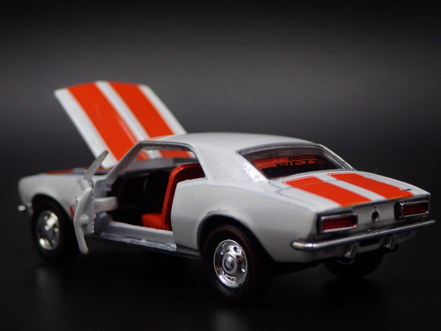1967 67 CHEVY CHEVROLET CAMARO Z28 RS WHITE 1:64 SCALE DIORAMA DIECAST MODEL CAR