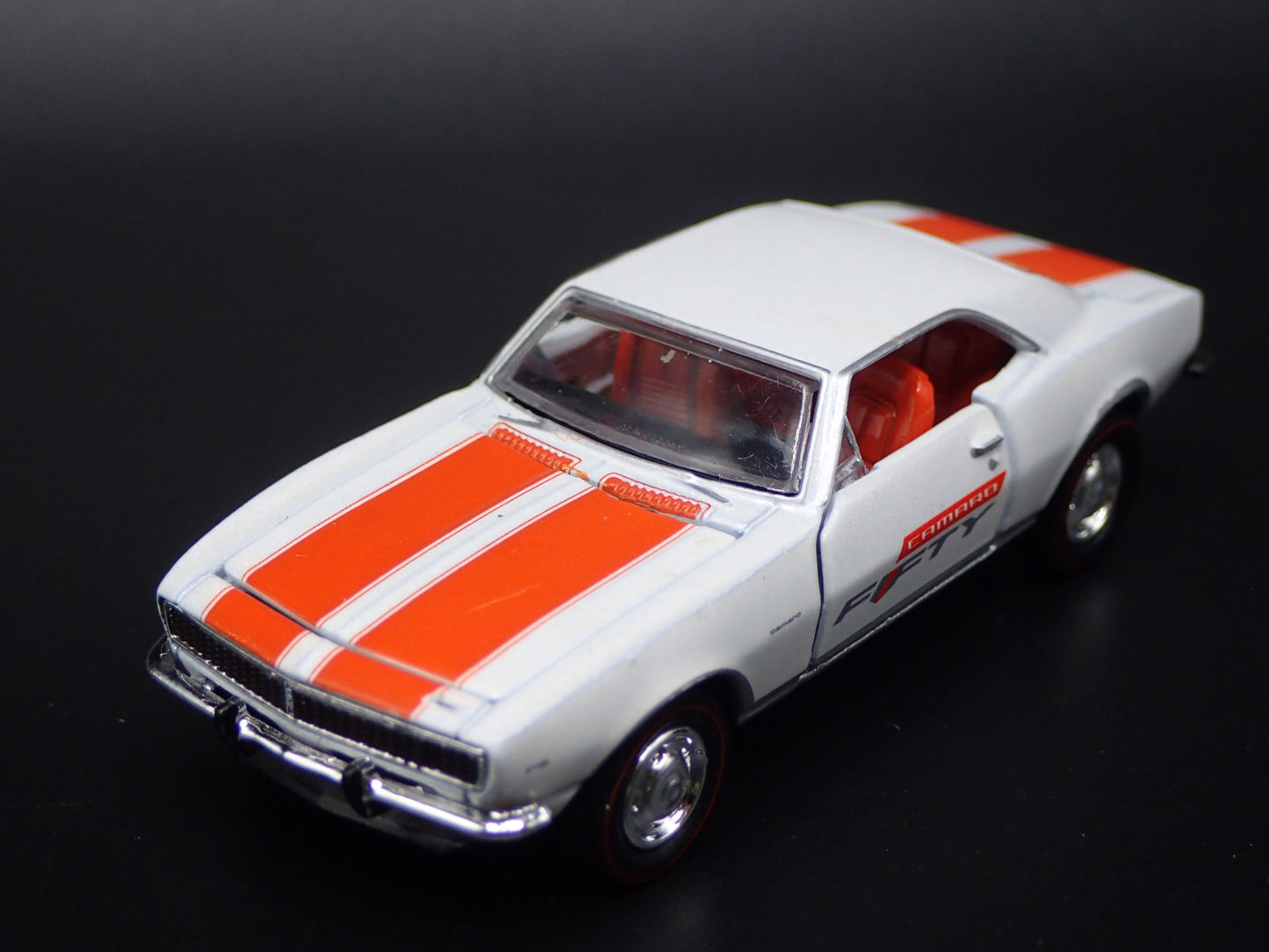1967 67 CHEVY CHEVROLET CAMARO Z28 RS WHITE 1:64 SCALE DIORAMA DIECAST MODEL CAR