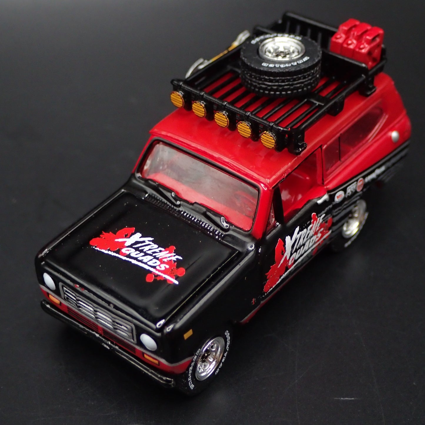 1979 79 INTERNATIONAL SCOUT II w HITCH XTREME QUADS 1:64 SCALE DIECAST MODEL CAR