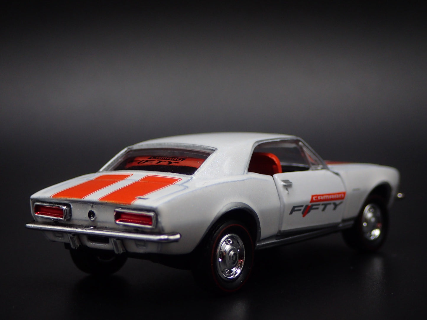 1967 67 CHEVY CHEVROLET CAMARO Z28 RS WHITE 1:64 SCALE DIORAMA DIECAST MODEL CAR