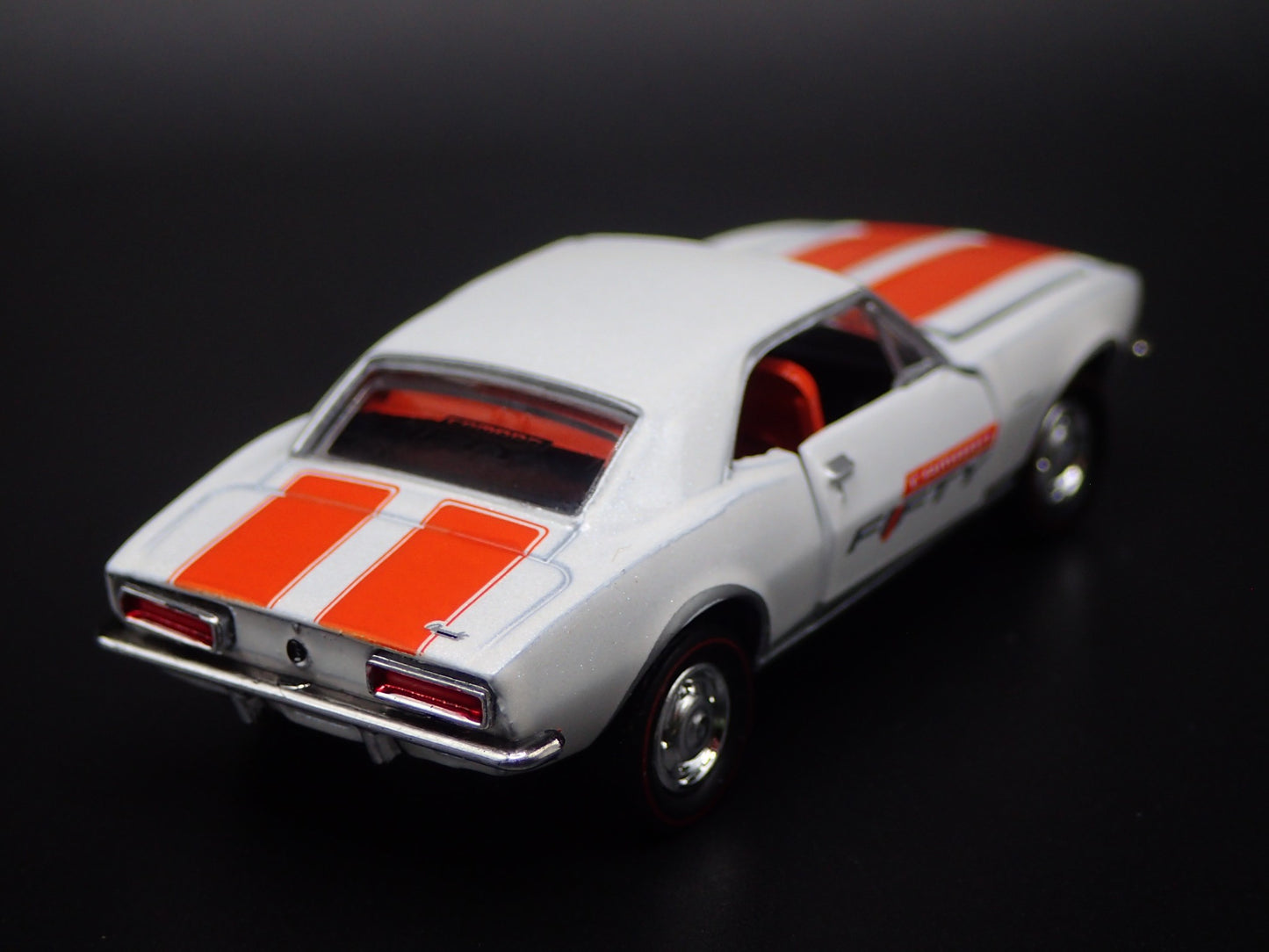1967 67 CHEVY CHEVROLET CAMARO Z28 RS WHITE 1:64 SCALE DIORAMA DIECAST MODEL CAR