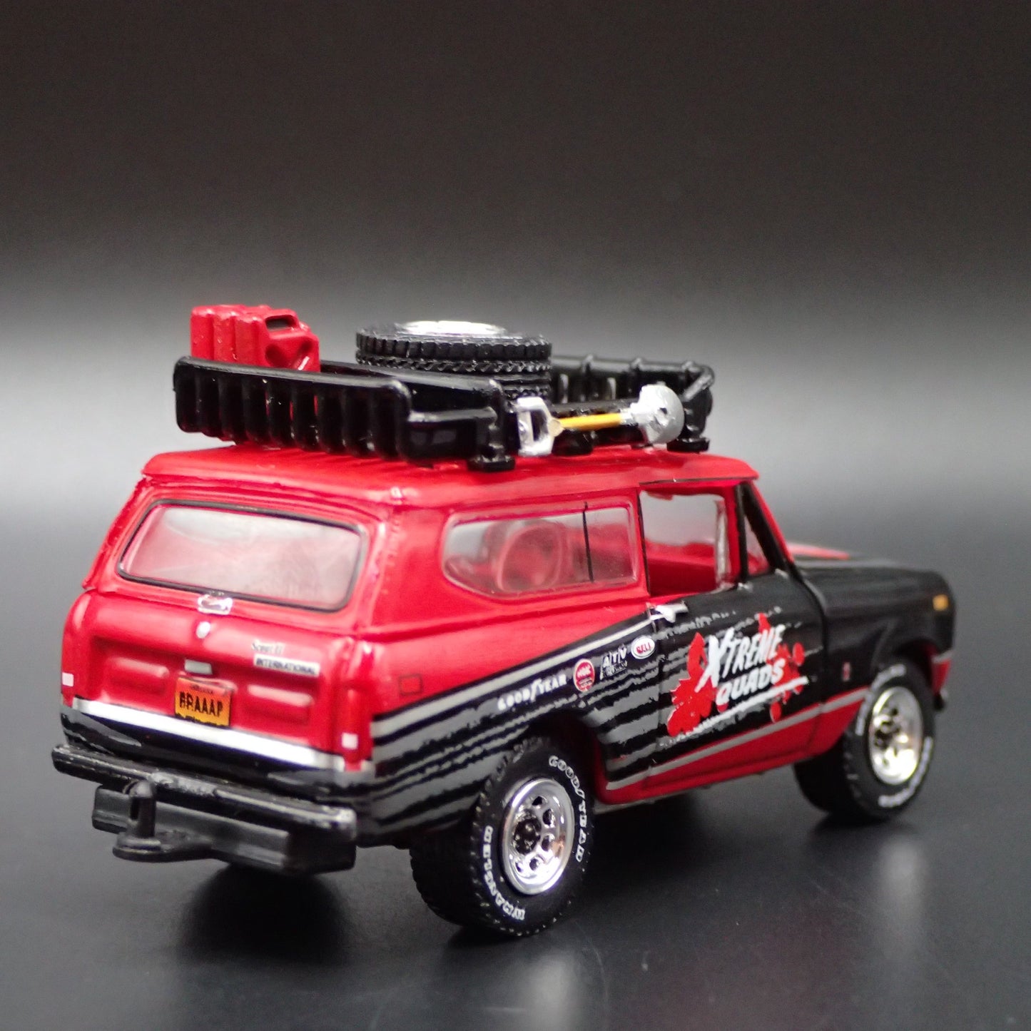 1979 79 INTERNATIONAL SCOUT II w HITCH XTREME QUADS 1:64 SCALE DIECAST MODEL CAR