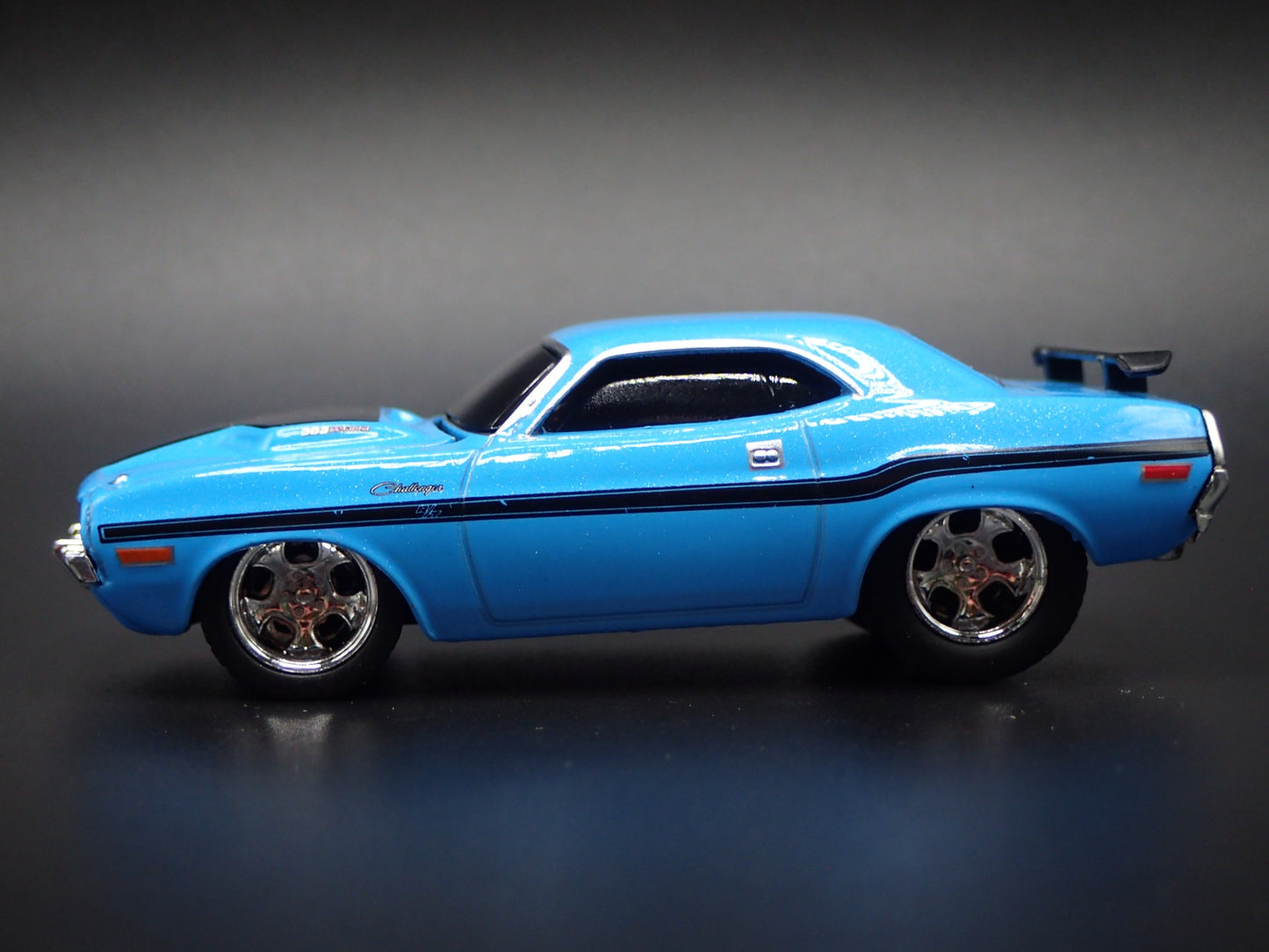 1970 70 DODGE CHALLENGER RT 383 1:64 SCALE COLLECTIBLE DIORAMA DIECAST MODEL CAR