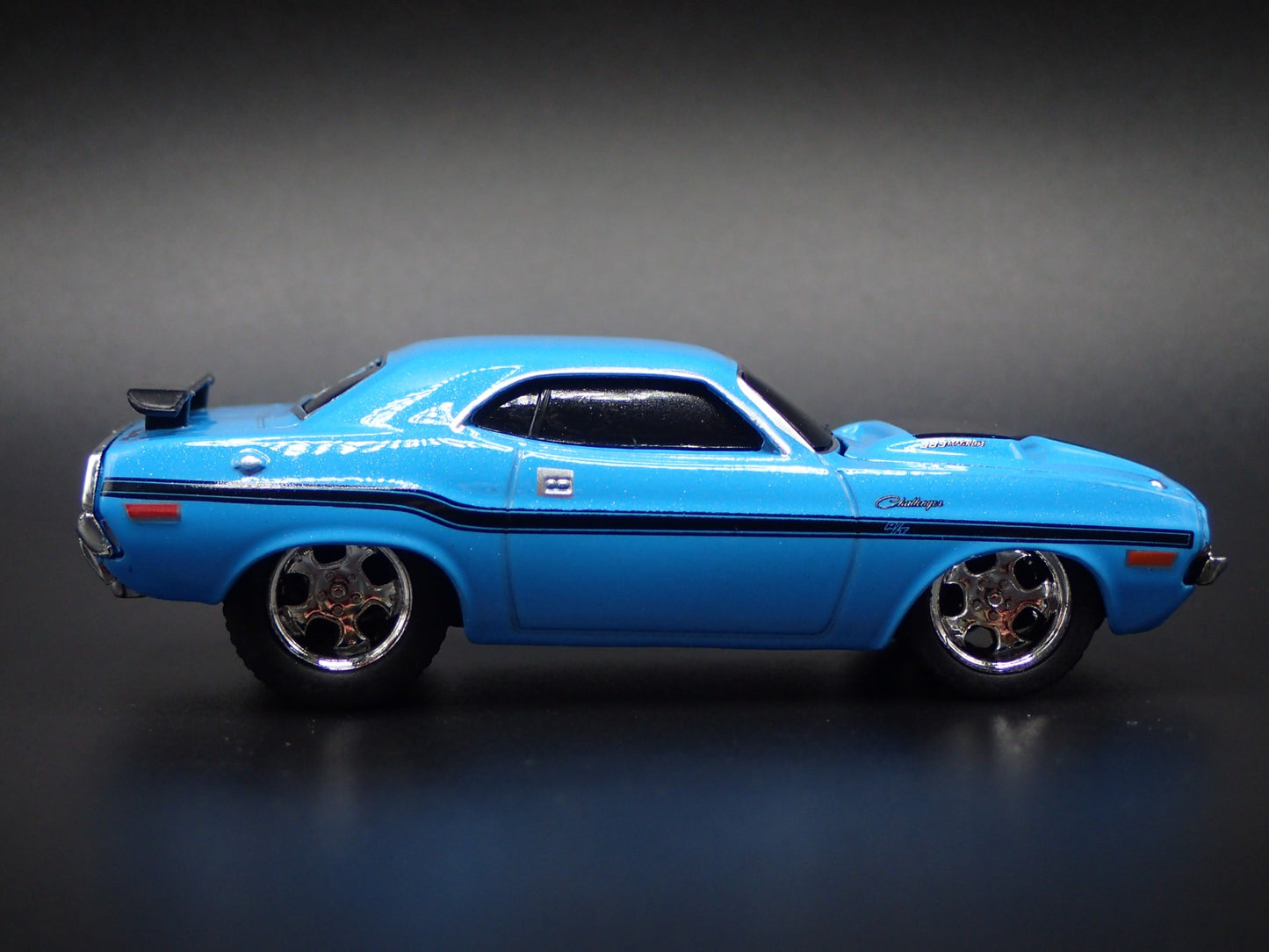 1970 70 DODGE CHALLENGER RT 383 1:64 SCALE COLLECTIBLE DIORAMA DIECAST MODEL CAR