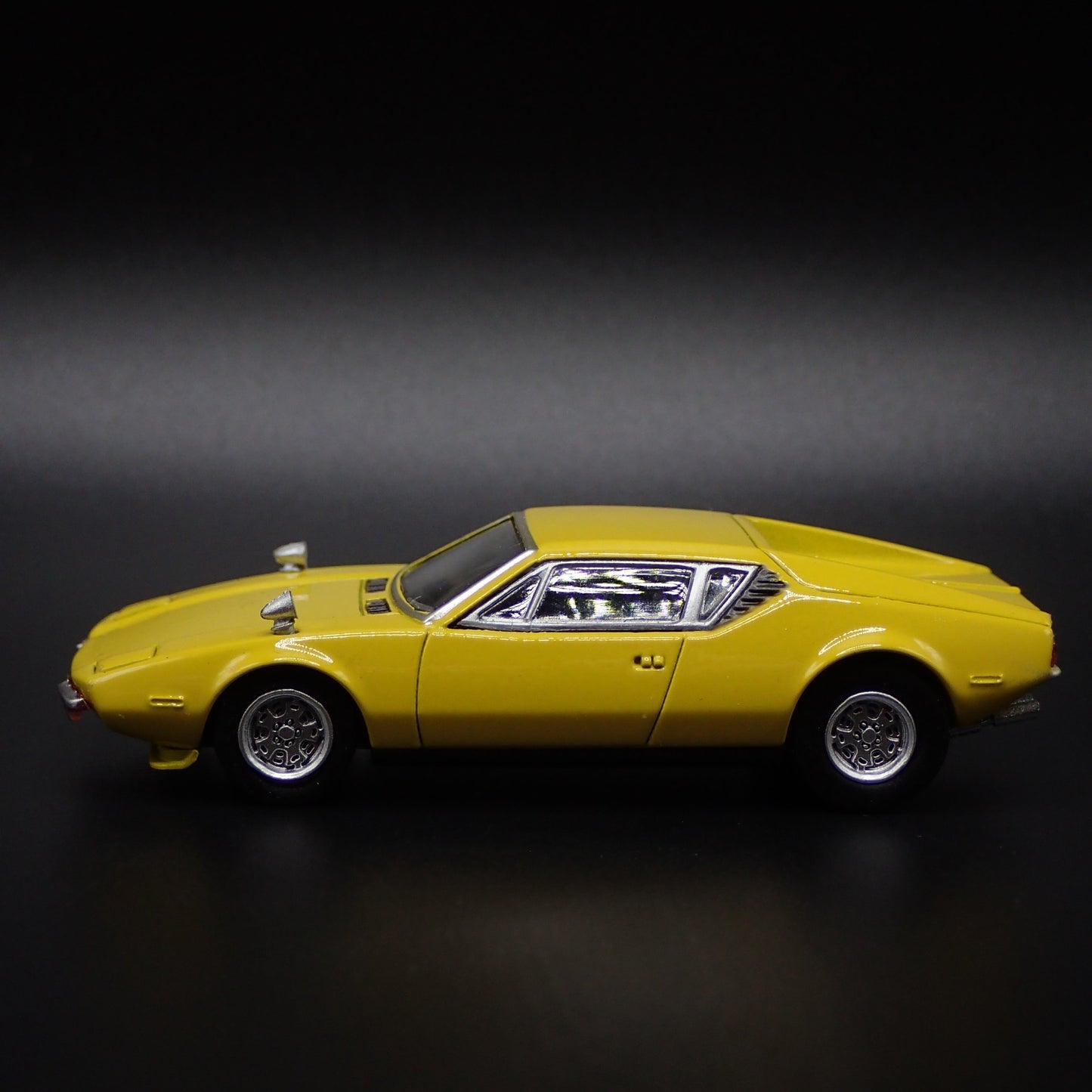 1972 72 DE TOMASO PANTERA RARE 1:64 SCALE COLLECTIBLE DIORAMA DIECAST MODEL CAR