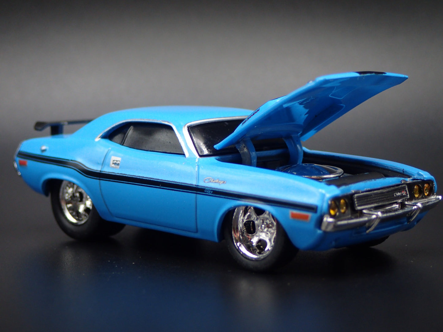 1970 70 DODGE CHALLENGER RT 383 1:64 SCALE COLLECTIBLE DIORAMA DIECAST MODEL CAR