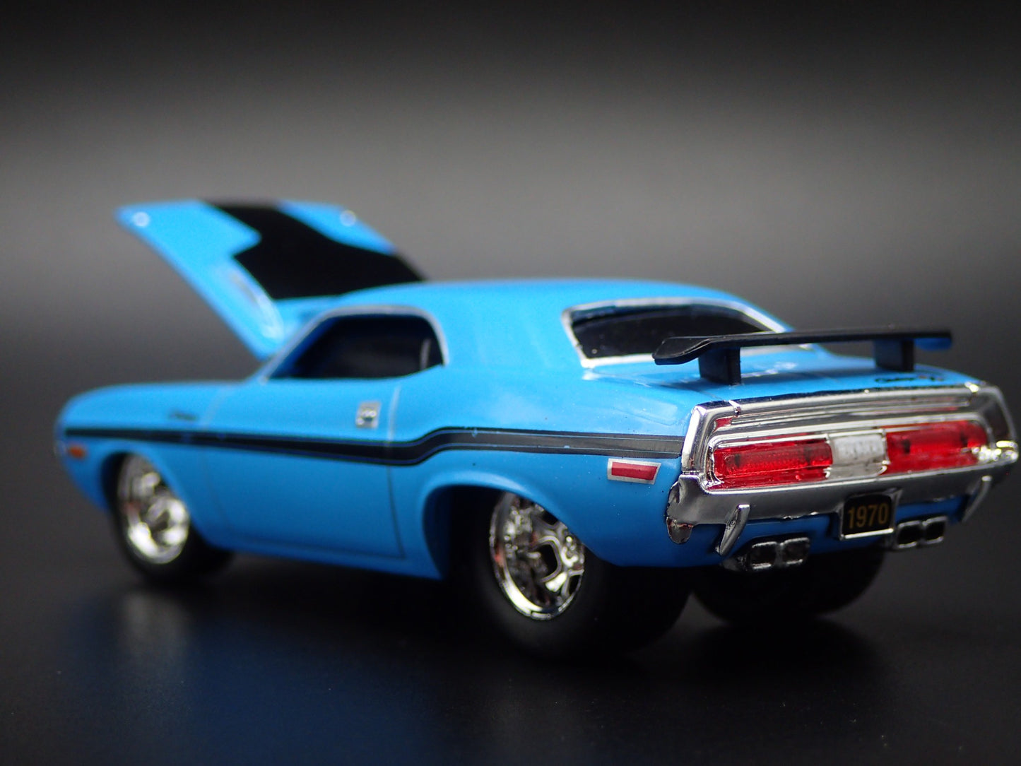 1970 70 DODGE CHALLENGER RT 383 1:64 SCALE COLLECTIBLE DIORAMA DIECAST MODEL CAR