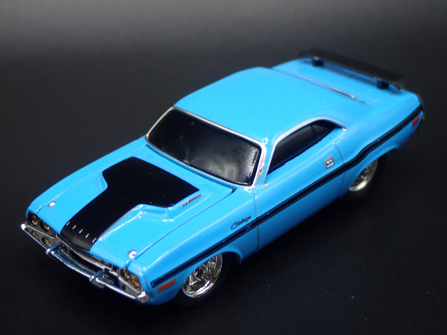 1970 70 DODGE CHALLENGER RT 383 1:64 SCALE COLLECTIBLE DIORAMA DIECAST MODEL CAR