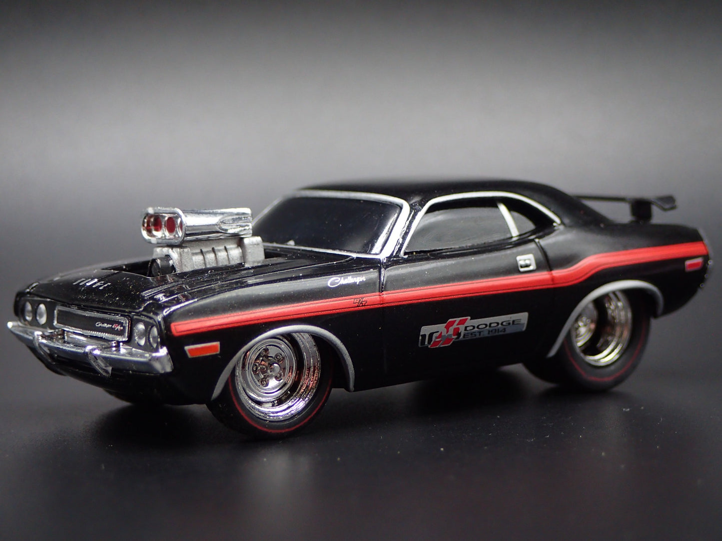 1970 70 DODGE CHALLENGER RT BLK 1:64 SCALE COLLECTIBLE DIORAMA DIECAST MODEL CAR