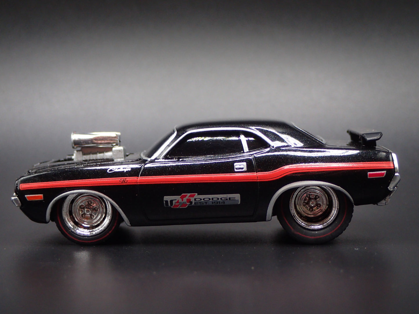 1970 70 DODGE CHALLENGER RT BLK 1:64 SCALE COLLECTIBLE DIORAMA DIECAST MODEL CAR