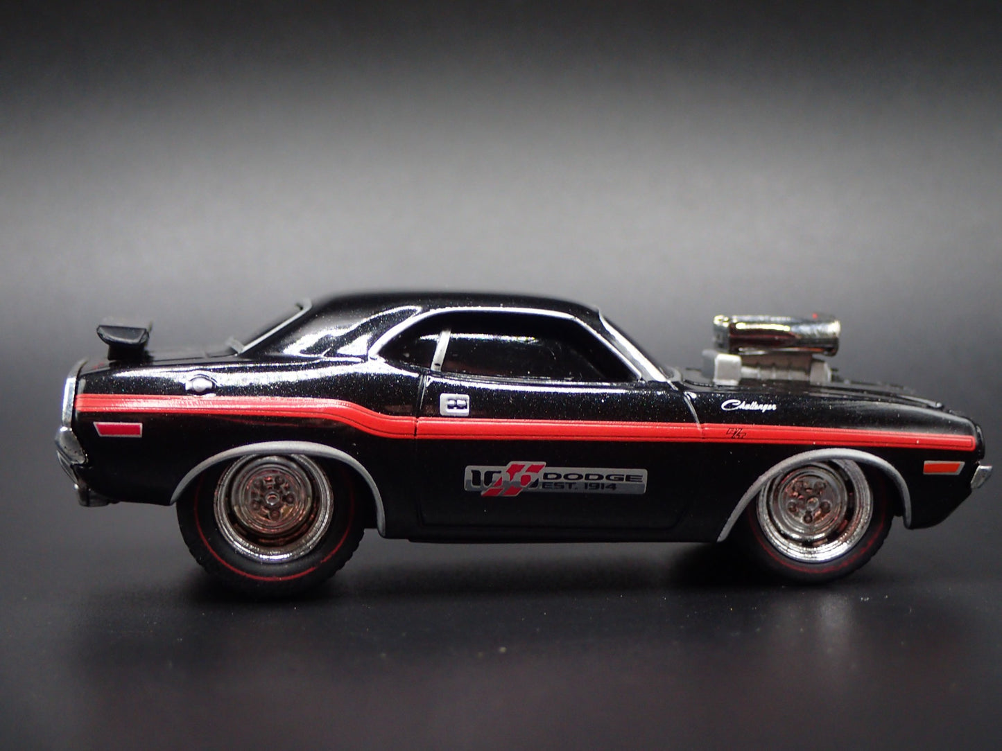 1970 70 DODGE CHALLENGER RT BLK 1:64 SCALE COLLECTIBLE DIORAMA DIECAST MODEL CAR