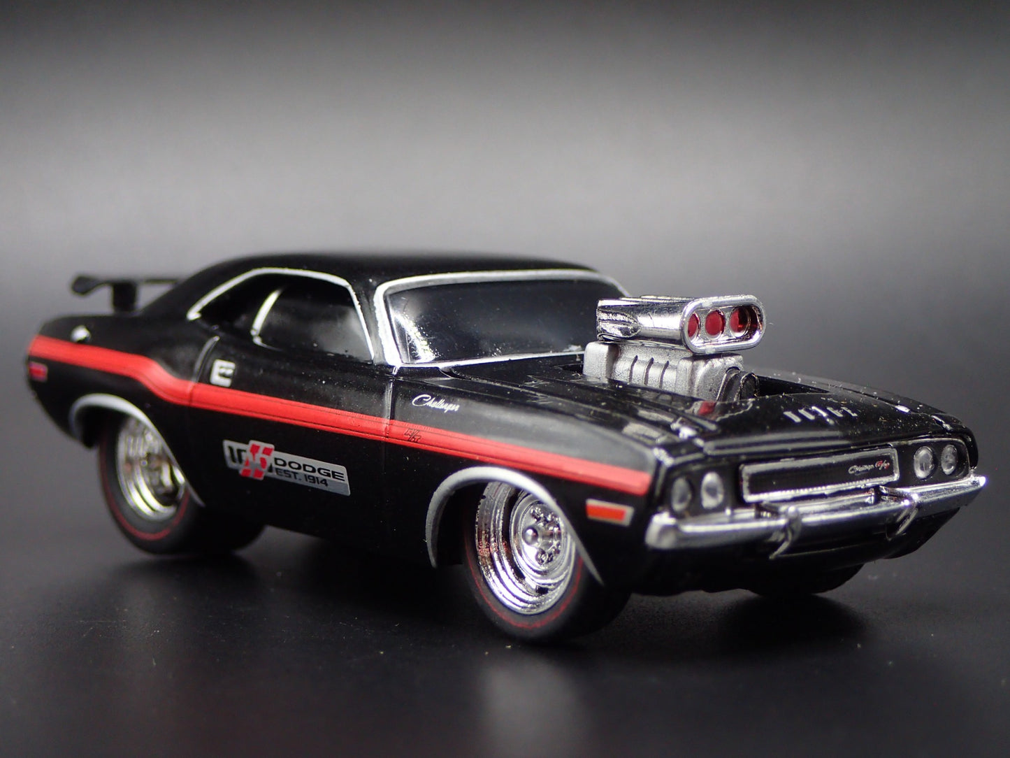 1970 70 DODGE CHALLENGER RT BLK 1:64 SCALE COLLECTIBLE DIORAMA DIECAST MODEL CAR
