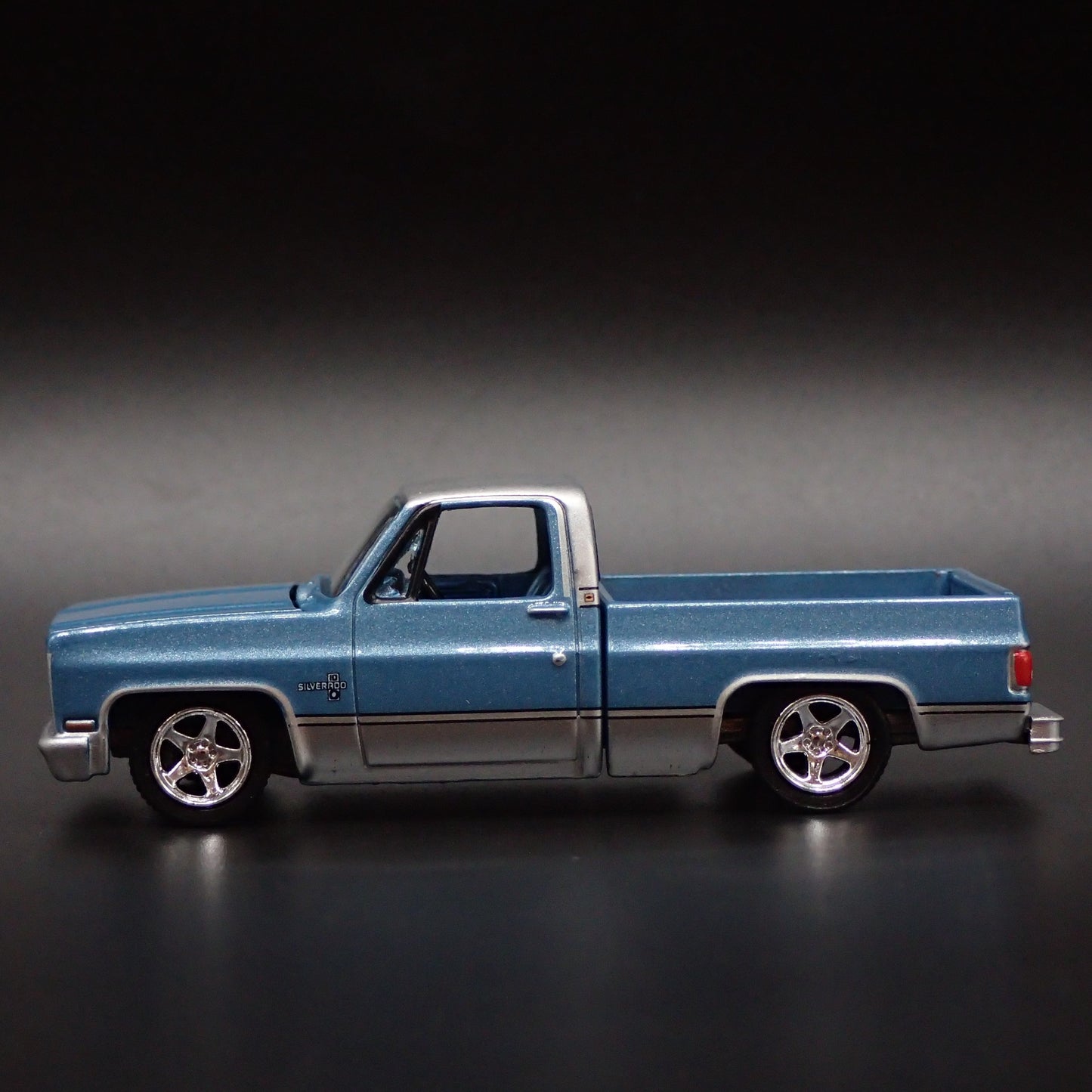1985 85 CHEVROLET SILVERADO PICKUP TRUCK SQUAREBODY 1/64 SCALE DIECAST MODEL CAR