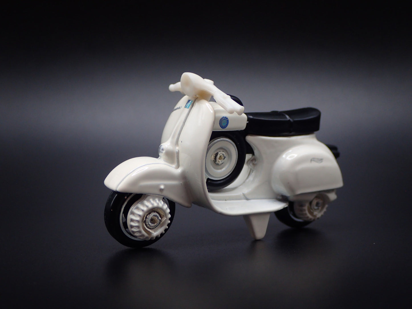 1963-1967 VESPA 90 SS SUPER SPRINT WHITE 1:64 SCALE DIORAMA DIECAST MODEL CAR