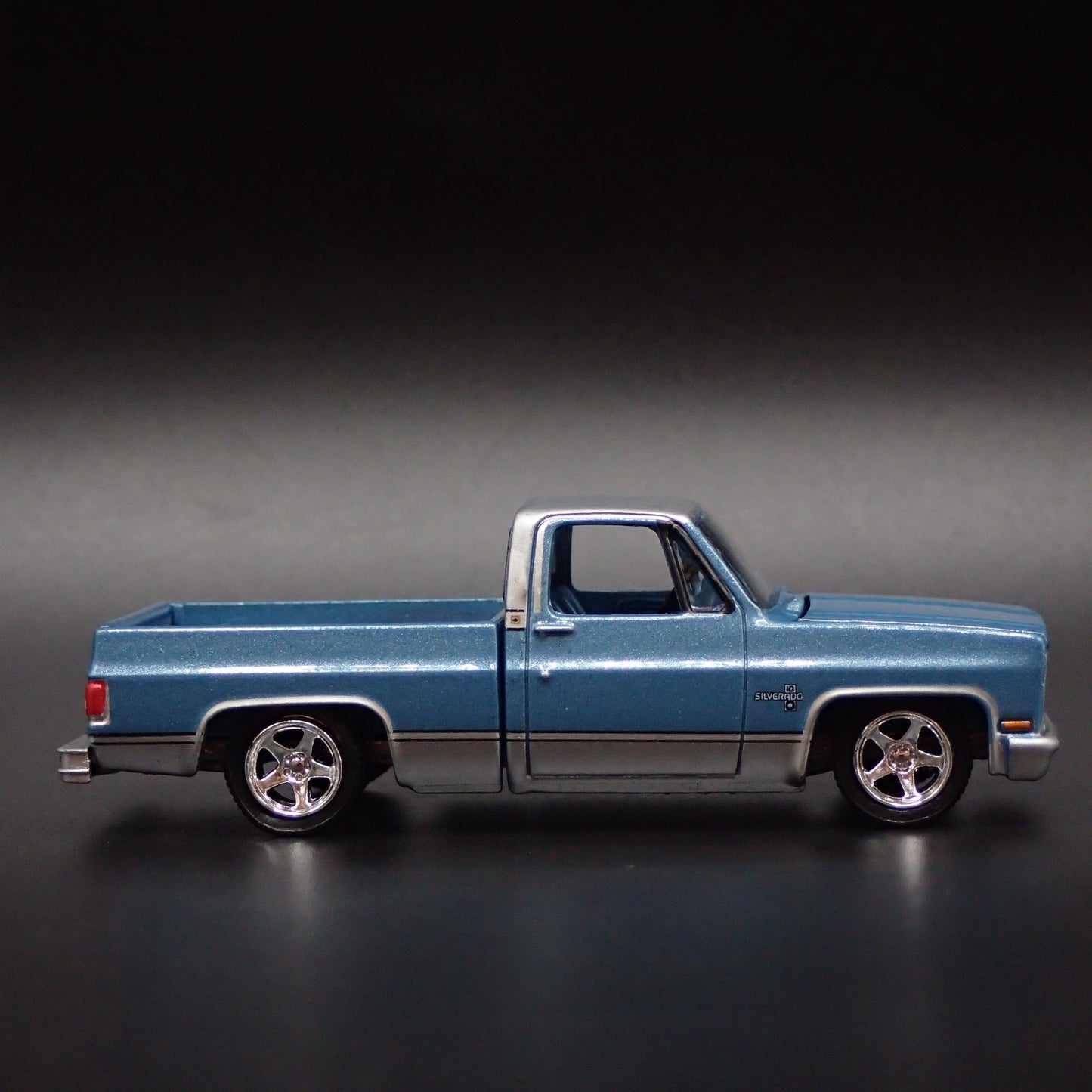 1985 85 CHEVROLET SILVERADO PICKUP TRUCK SQUAREBODY 1/64 SCALE DIECAST MODEL CAR