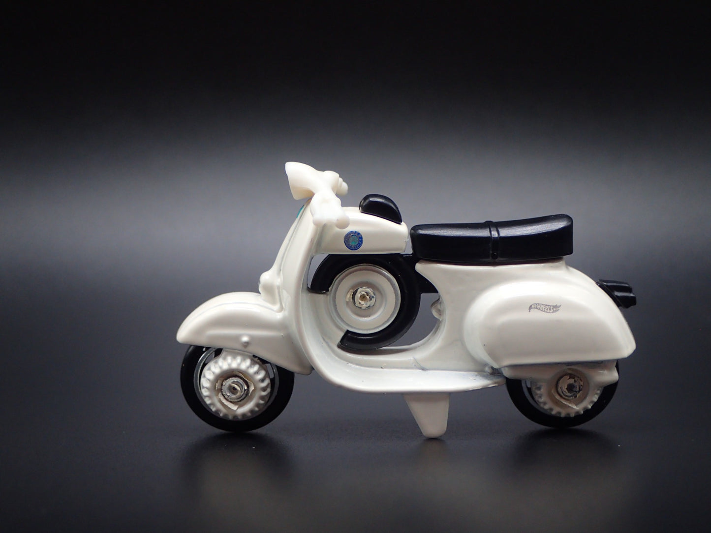 1963-1967 VESPA 90 SS SUPER SPRINT WHITE 1:64 SCALE DIORAMA DIECAST MODEL CAR