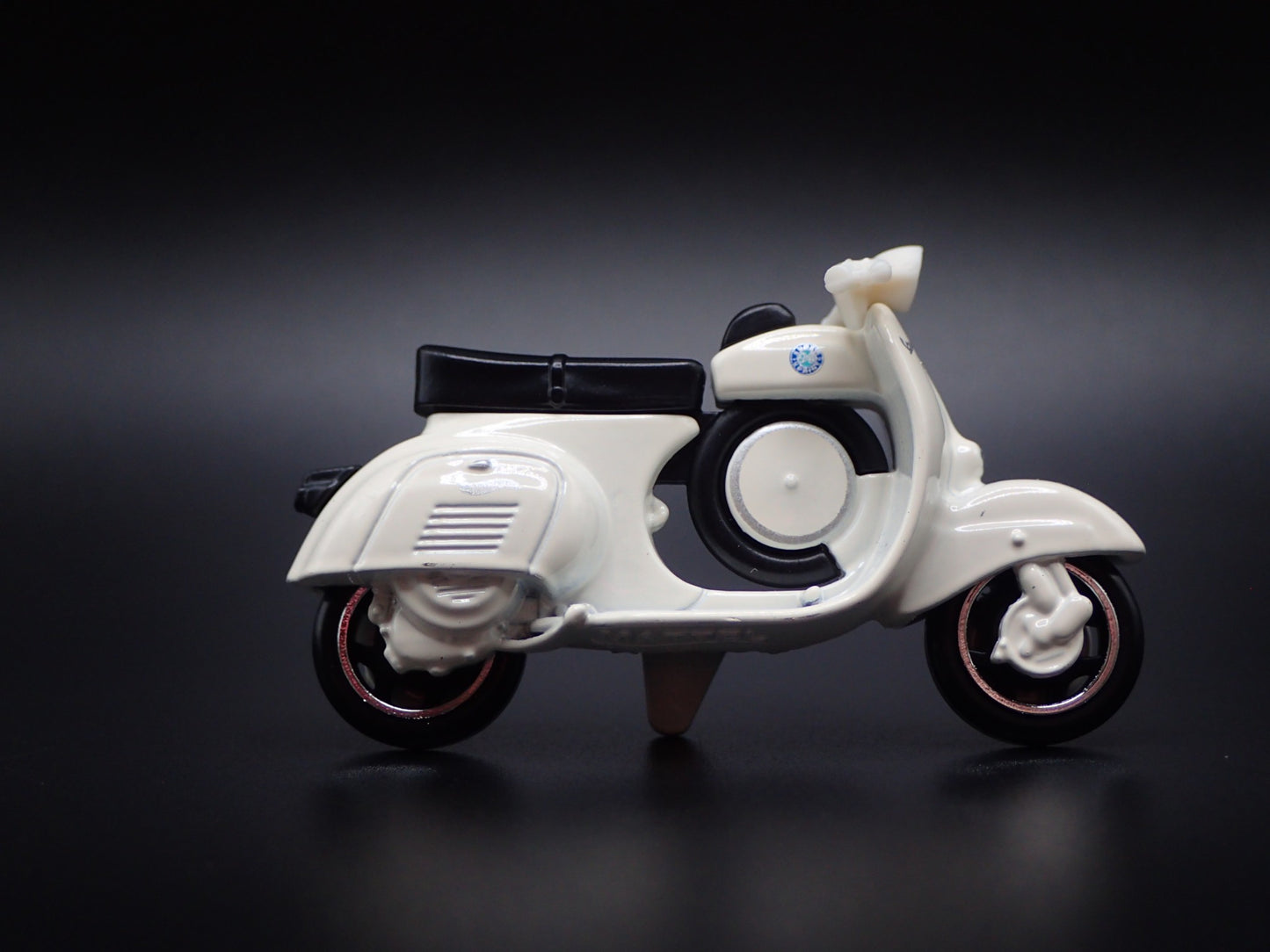 1963-1967 VESPA 90 SS SUPER SPRINT WHITE 1:64 SCALE DIORAMA DIECAST MODEL CAR