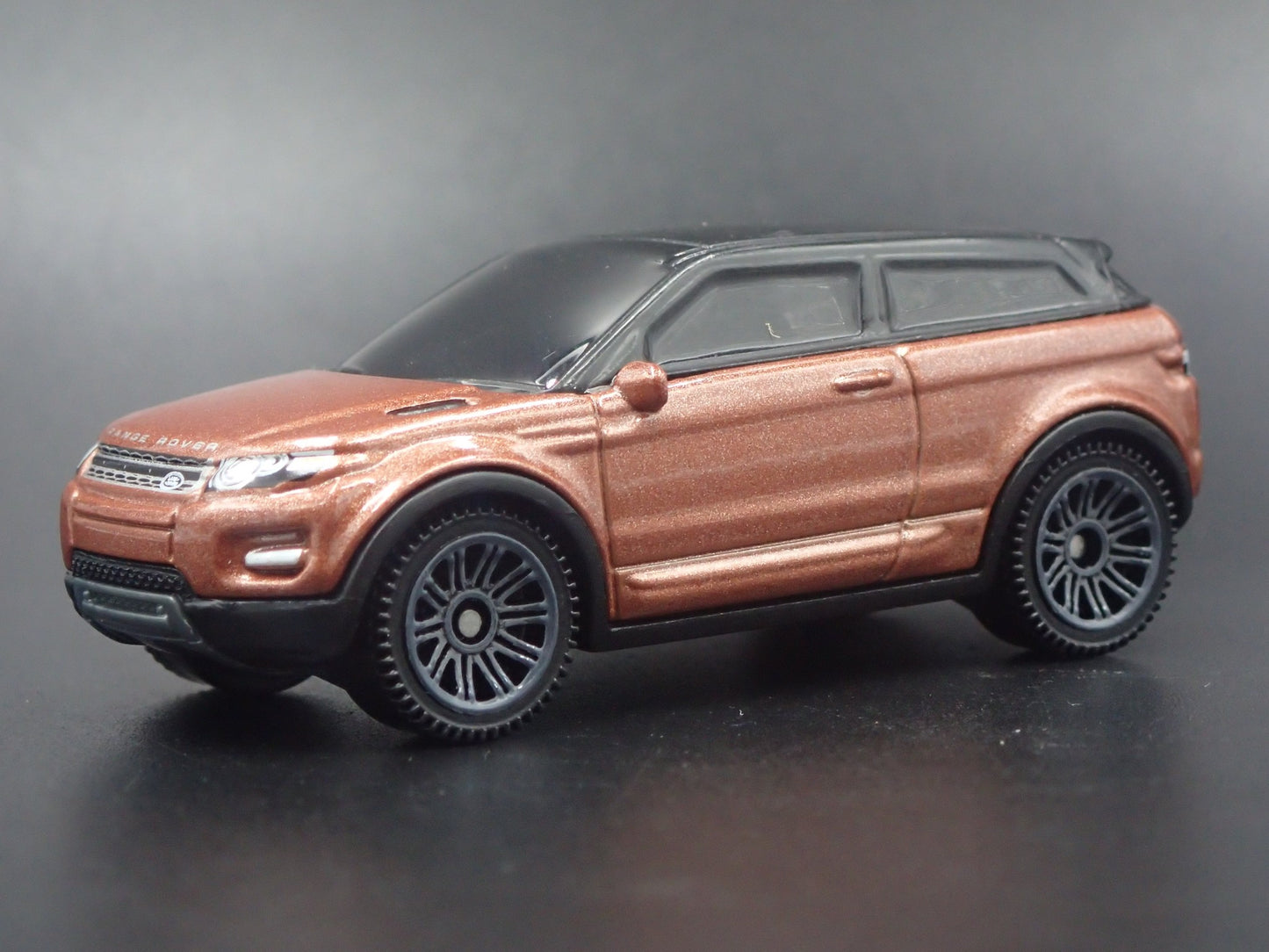 2012-2018 RANGE ROVER EVOQUE 1:64 SCALE COLLECTIBLE DIORAMA DIECAST MODEL CAR