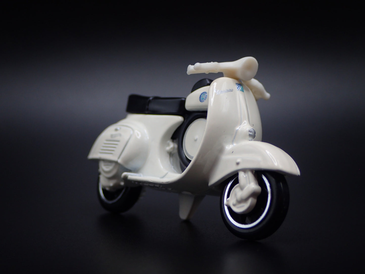 1963-1967 VESPA 90 SS SUPER SPRINT WHITE 1:64 SCALE DIORAMA DIECAST MODEL CAR