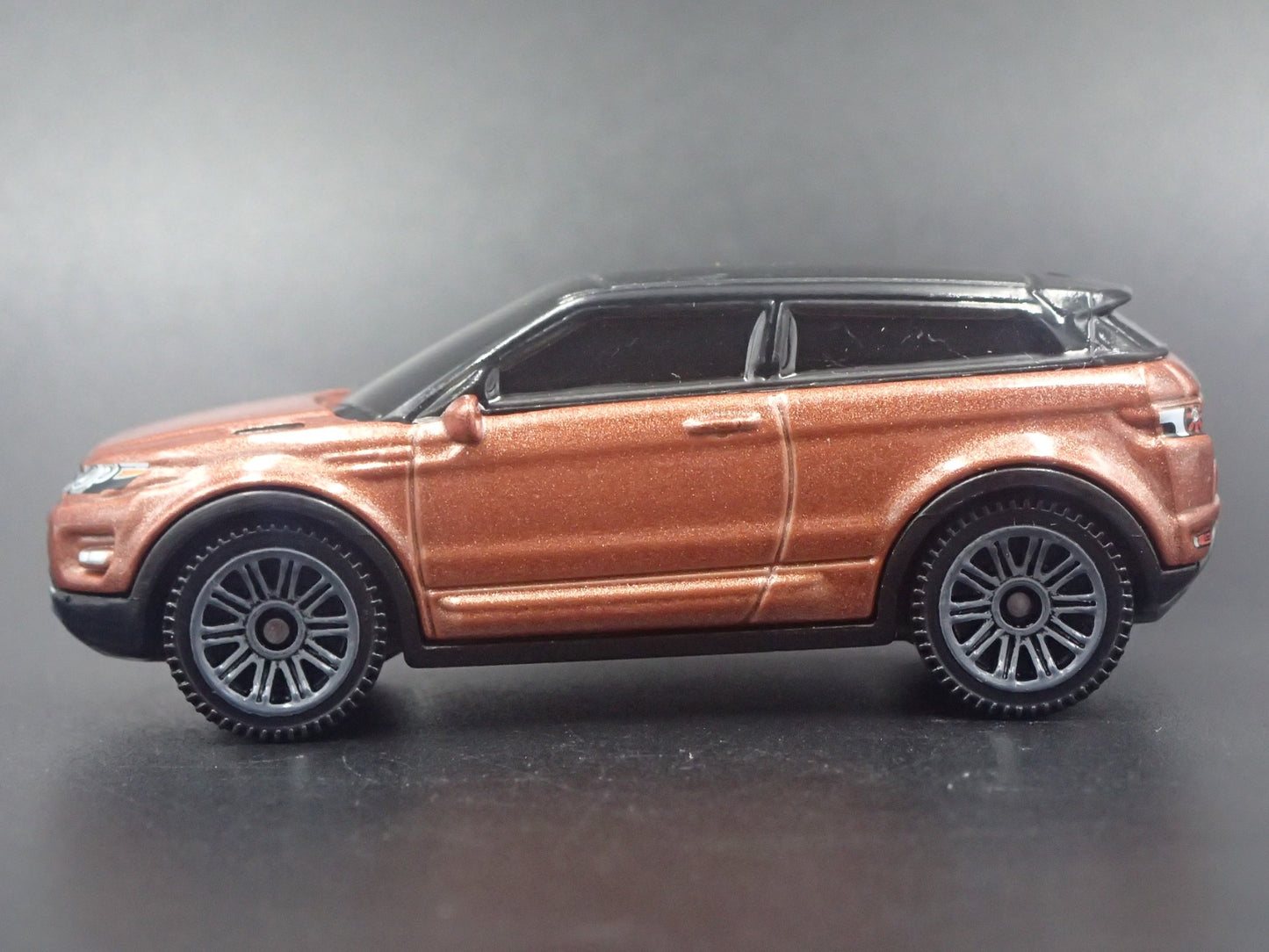 2012-2018 RANGE ROVER EVOQUE 1:64 SCALE COLLECTIBLE DIORAMA DIECAST MODEL CAR