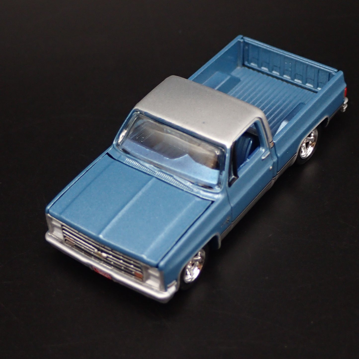 1985 85 CHEVROLET SILVERADO PICKUP TRUCK SQUAREBODY 1/64 SCALE DIECAST MODEL CAR
