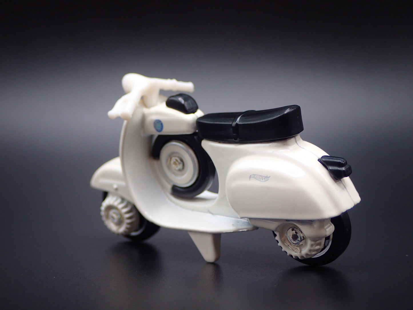 1963-1967 VESPA 90 SS SUPER SPRINT WHITE 1:64 SCALE DIORAMA DIECAST MODEL CAR