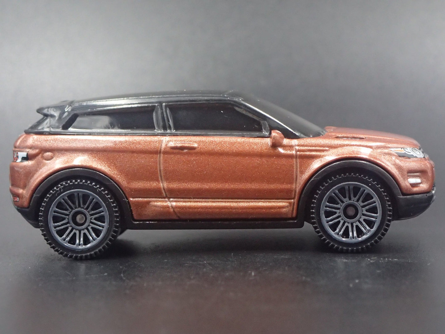 2012-2018 RANGE ROVER EVOQUE 1:64 SCALE COLLECTIBLE DIORAMA DIECAST MODEL CAR