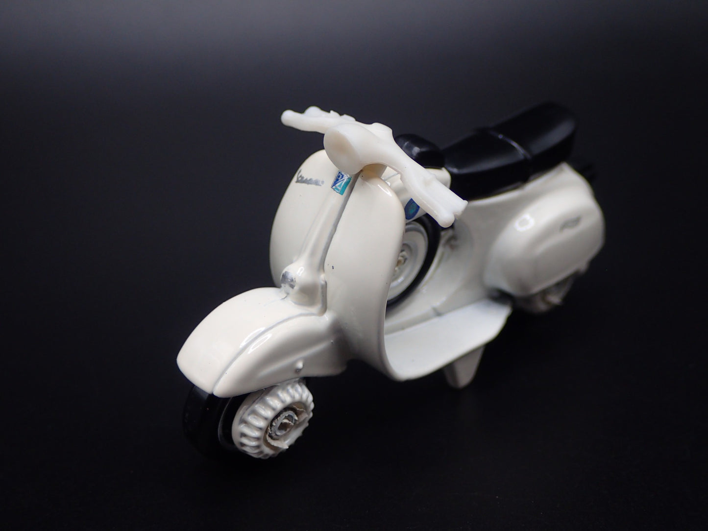 1963-1967 VESPA 90 SS SUPER SPRINT WHITE 1:64 SCALE DIORAMA DIECAST MODEL CAR