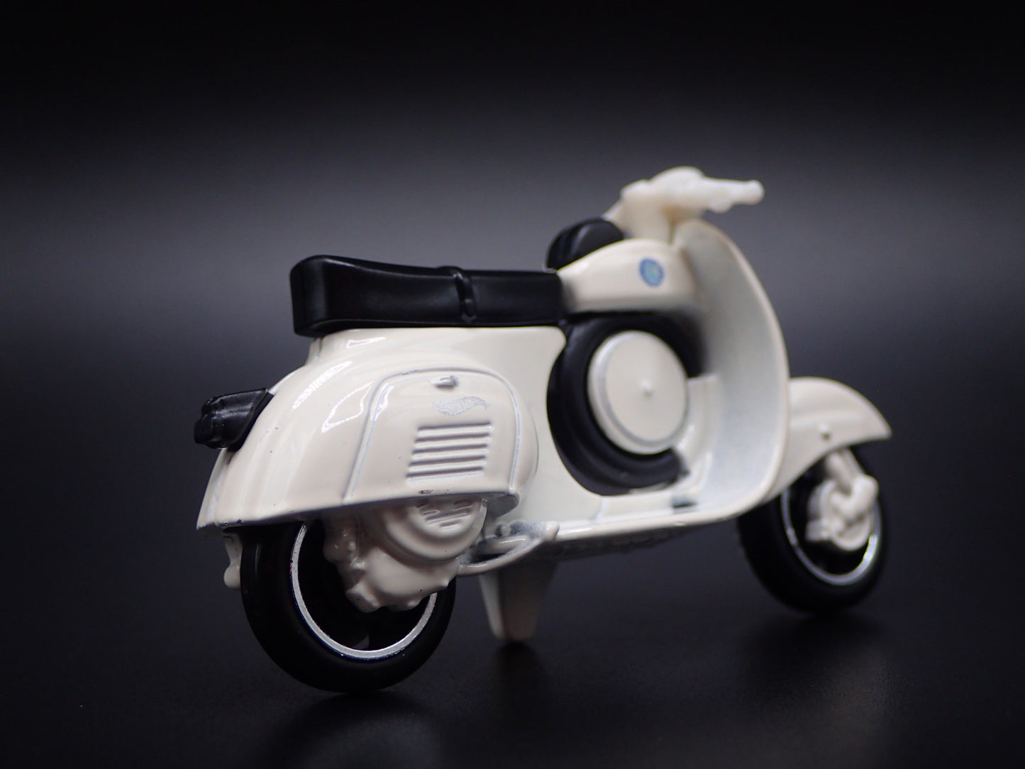 1963-1967 VESPA 90 SS SUPER SPRINT WHITE 1:64 SCALE DIORAMA DIECAST MODEL CAR