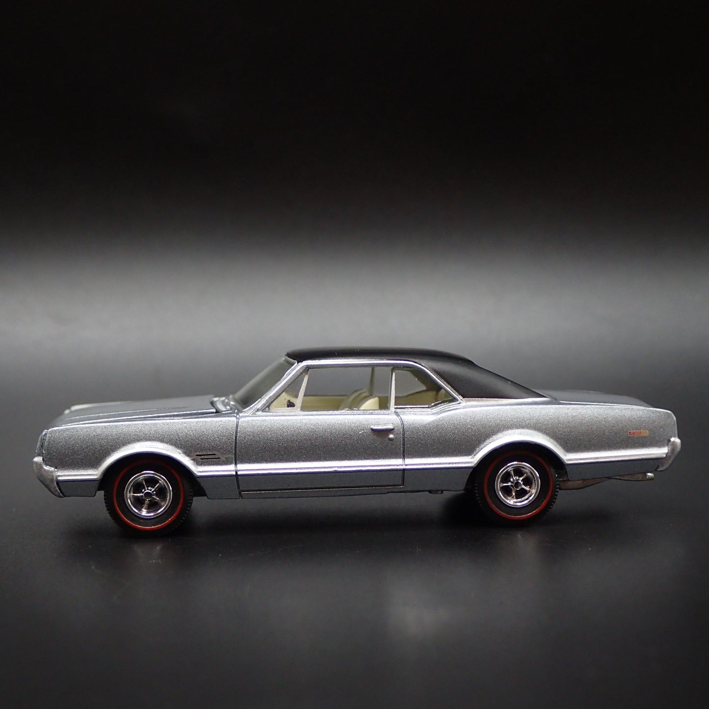 1966 66 OLDS OLDSMOBILE 442 1/64 SCALE COLLECTIBLE DIORAMA DIECAST MODEL CAR