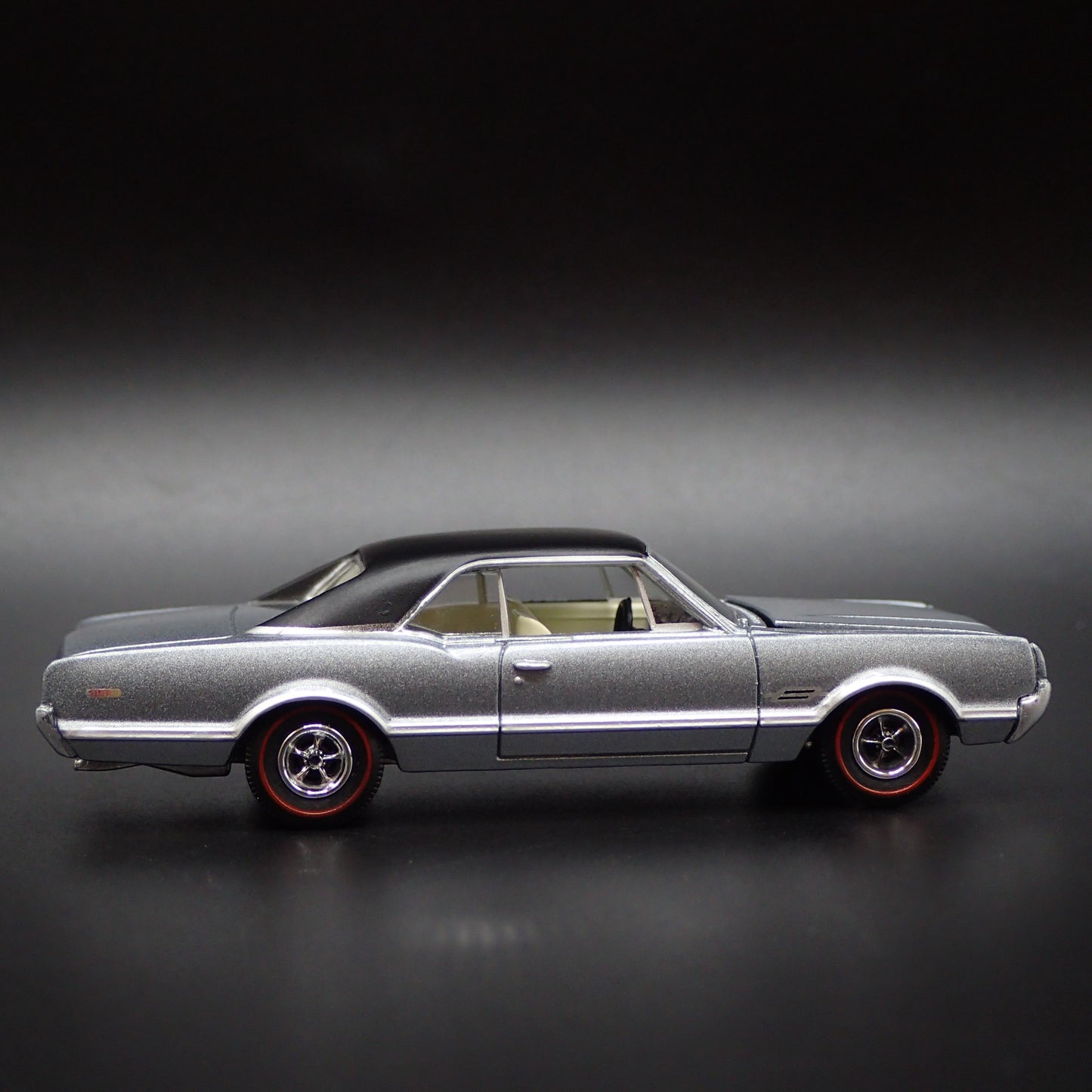 1966 66 OLDS OLDSMOBILE 442 1/64 SCALE COLLECTIBLE DIORAMA DIECAST MODEL CAR