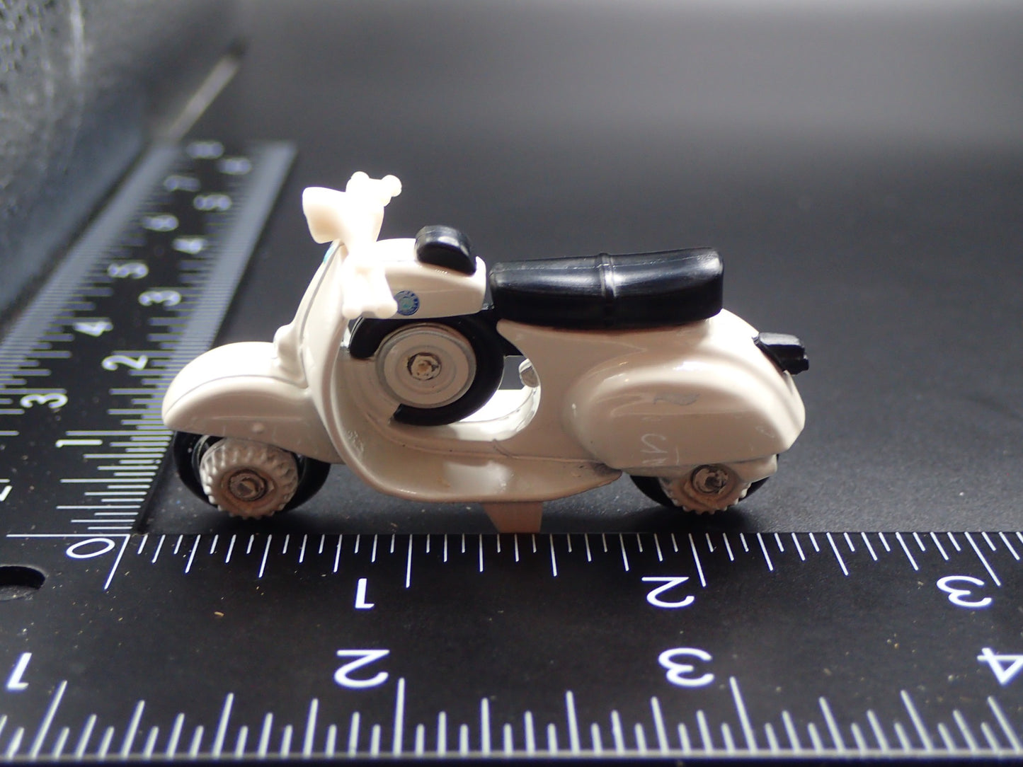 1963-1967 VESPA 90 SS SUPER SPRINT WHITE 1:64 SCALE DIORAMA DIECAST MODEL CAR