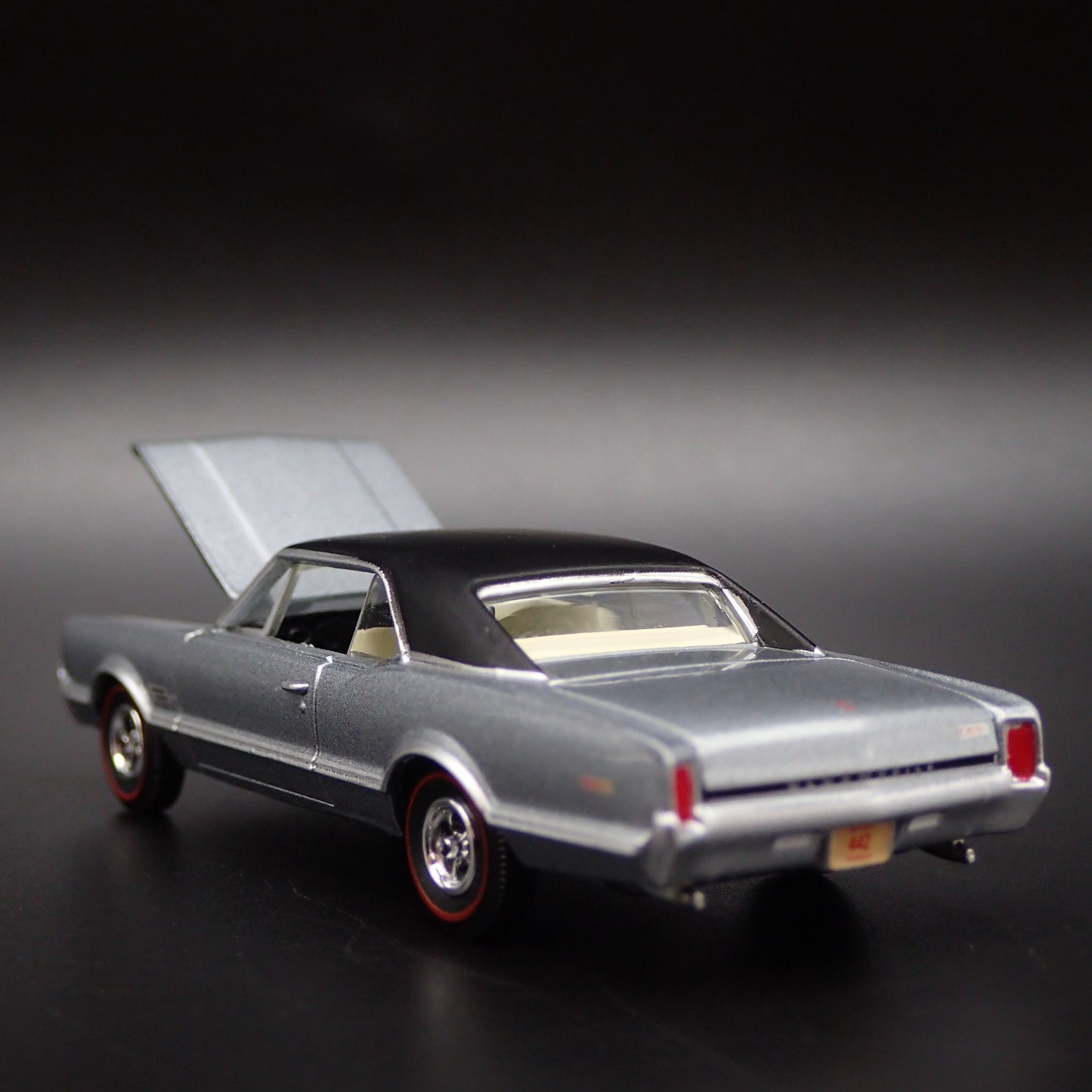 1966 66 OLDS OLDSMOBILE 442 1/64 SCALE COLLECTIBLE DIORAMA DIECAST MODEL CAR