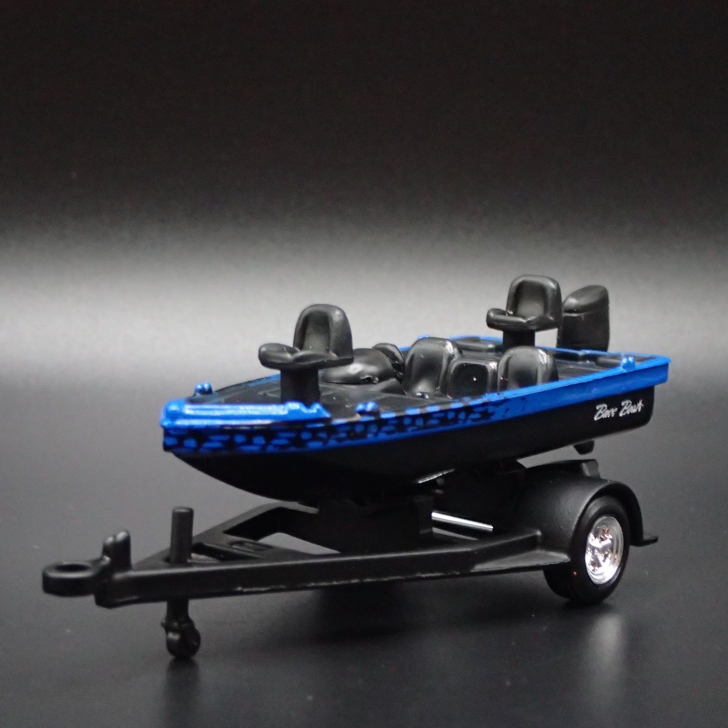 BASS BOAT ON TRAILER w/ HITCH 1:64 SCALE DIORAMA COLLECTIBLE DIECAST MODEL BOAT