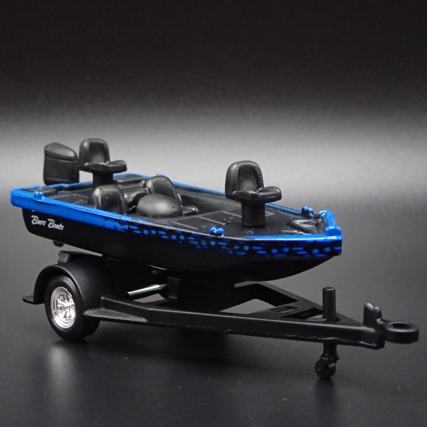 BASS BOAT ON TRAILER w/ HITCH 1:64 SCALE DIORAMA COLLECTIBLE DIECAST MODEL BOAT